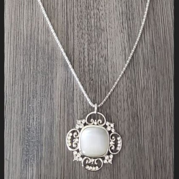 STATEMENT NECKLACE - Long silver jeweled medallion at base - Picture 4 of 5